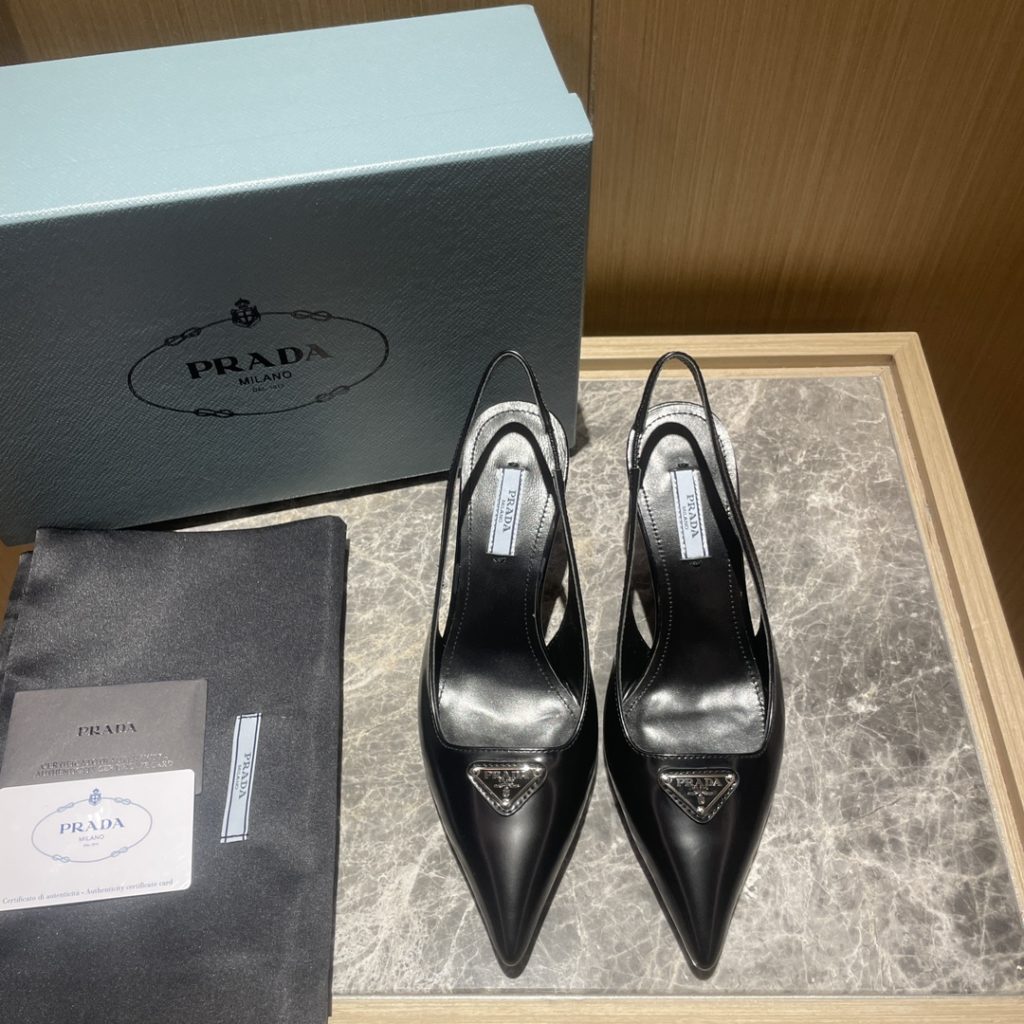 🔥🔥 Ins hot ✨ Prada/Prada 2023ss early spring new product This high heel shoe with back lace, adhering to the modern design concept, shows exquisite charm. With diamond, the iconic enamel metal triangle logo shows the brand characteristics. This logo was designed by Mario Prada. Fabric: satin ➕ Austrian diamond sheepskin heel height: 7.5cm yards: 35-42 (40-42 customized non-refundable) Ex-factory price: black diamond, white diamond, gold diamond