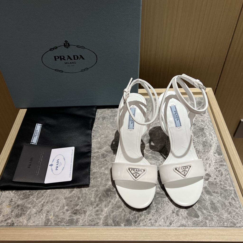 🔥🔥 Ins hot ✨ Prada/Prada 2023ss early spring new product party series 💎 This high-heeled satin thick-soled sandal adheres to the modern design concept and displays exquisite charm. The new and elegant color of the fabric adds bright and colorful style. The iconic triangle logo shows the brand characteristics. This logo was designed by Mario Prada. Fabric: open beaded sheepskin inner heel height: 9cm Size: 35-42 (40-42 customized non-refundable)