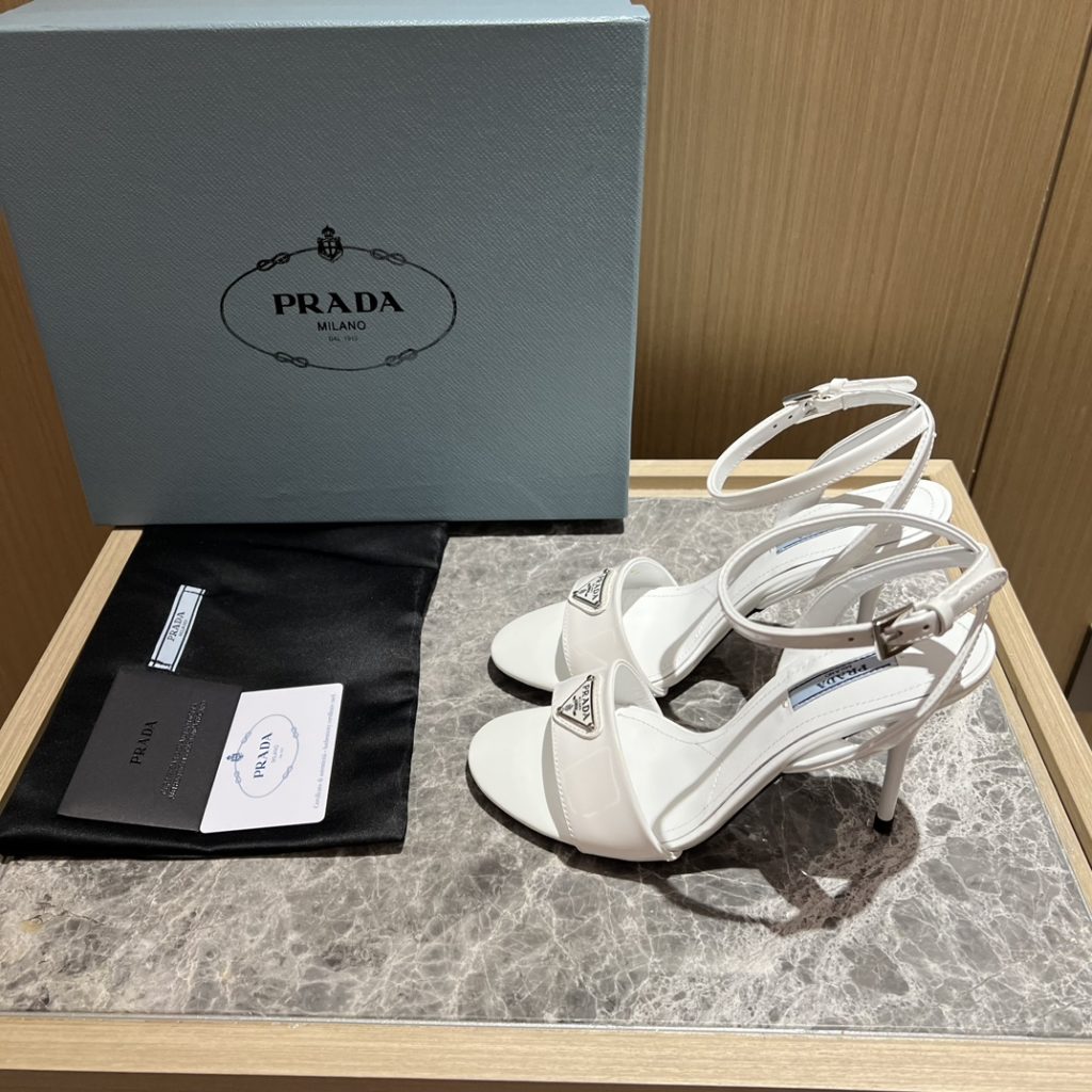 🔥🔥 Ins hot ✨ Prada/Prada 2023ss early spring new product party series 💎 This high-heeled satin thick-soled sandal adheres to the modern design concept and displays exquisite charm. The new and elegant color of the fabric adds bright and colorful style. The iconic triangle logo shows the brand characteristics. This logo was designed by Mario Prada. Fabric: open beaded sheepskin inner heel height: 9cm Size: 35-42 (40-42 customized non-refundable)