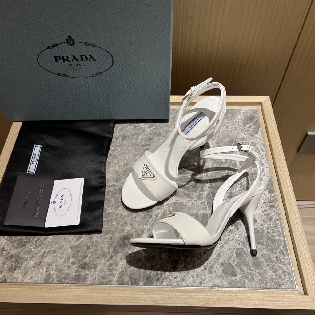 🔥🔥 Ins hot ✨ Prada/Prada 2023ss early spring new product party series 💎 This high-heeled satin thick-soled sandal adheres to the modern design concept and displays exquisite charm. The new and elegant color of the fabric adds bright and colorful style. The iconic triangle logo shows the brand characteristics. This logo was designed by Mario Prada. Fabric: open beaded sheepskin inner heel height: 9cm Size: 35-42 (40-42 customized non-refundable)