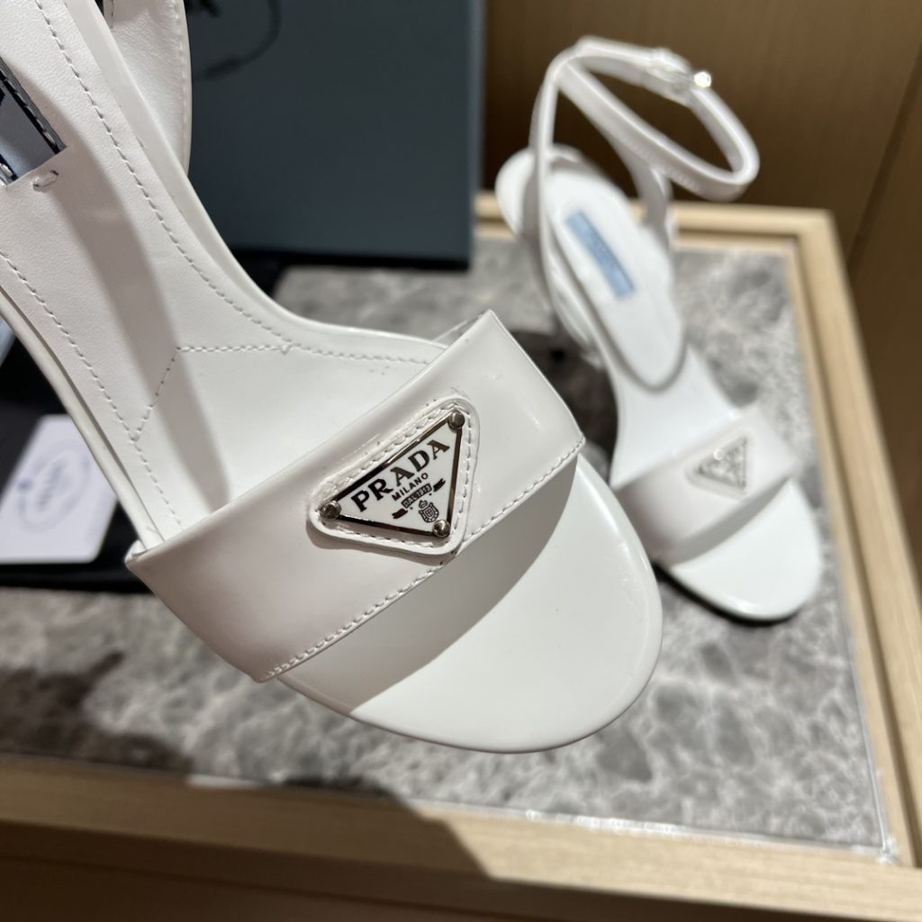 🔥🔥 Ins hot ✨ Prada/Prada 2023ss early spring new product party series 💎 This high-heeled satin thick-soled sandal adheres to the modern design concept and displays exquisite charm. The new and elegant color of the fabric adds bright and colorful style. The iconic triangle logo shows the brand characteristics. This logo was designed by Mario Prada. Fabric: open beaded sheepskin inner heel height: 9cm Size: 35-42 (40-42 customized non-refundable)