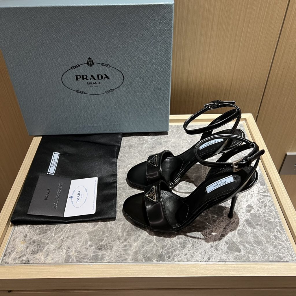 🔥🔥 Ins hot ✨ Prada/Prada 2023ss early spring new product party series 💎 This high-heeled satin thick-soled sandal adheres to the modern design concept and displays exquisite charm. The new and elegant color of the fabric adds bright and colorful style. The iconic triangle logo shows the brand characteristics. This logo was designed by Mario Prada. Fabric: open beaded sheepskin inner heel height: 9cm Size: 35-42 (40-42 customized non-refundable)