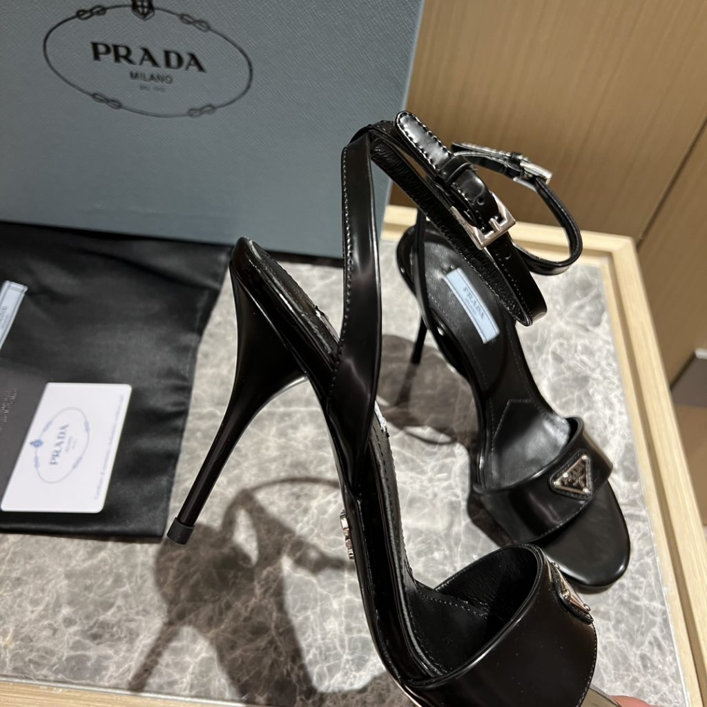 🔥🔥 Ins hot ✨ Prada/Prada 2023ss early spring new product party series 💎 This high-heeled satin thick-soled sandal adheres to the modern design concept and displays exquisite charm. The new and elegant color of the fabric adds bright and colorful style. The iconic triangle logo shows the brand characteristics. This logo was designed by Mario Prada. Fabric: open beaded sheepskin inner heel height: 9cm Size: 35-42 (40-42 customized non-refundable)