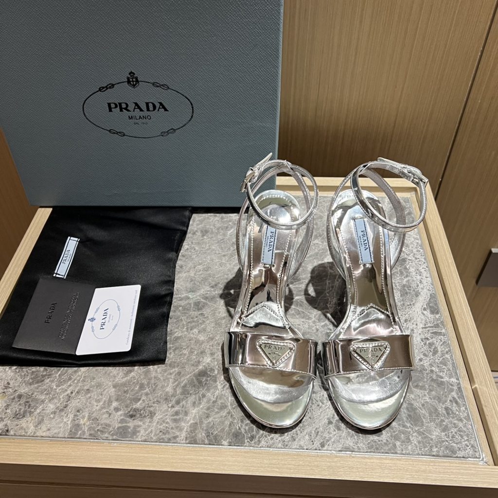 🔥🔥 Ins hot ✨ Prada/Prada 2023ss early spring new product party series 💎 This high-heeled satin thick-soled sandal adheres to the modern design concept and displays exquisite charm. The new and elegant color of the fabric adds bright and colorful style. The iconic triangle logo shows the brand characteristics. This logo was designed by Mario Prada. Fabric: open beaded sheepskin inner heel height: 9cm Size: 35-42 (40-42 customized non-refundable)