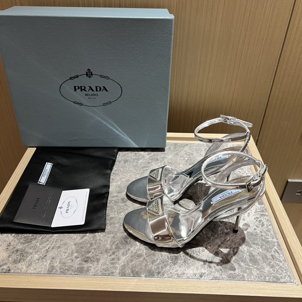 🔥🔥 Ins hot ✨ Prada/Prada 2023ss early spring new product party series 💎 This high-heeled satin thick-soled sandal adheres to the modern design concept and displays exquisite charm. The new and elegant color of the fabric adds bright and colorful style. The iconic triangle logo shows the brand characteristics. This logo was designed by Mario Prada. Fabric: open beaded sheepskin inner heel height: 9cm Size: 35-42 (40-42 customized non-refundable)