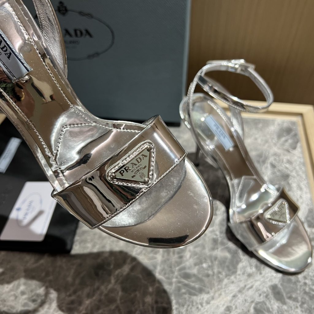 🔥🔥 Ins hot ✨ Prada/Prada 2023ss early spring new product party series 💎 This high-heeled satin thick-soled sandal adheres to the modern design concept and displays exquisite charm. The new and elegant color of the fabric adds bright and colorful style. The iconic triangle logo shows the brand characteristics. This logo was designed by Mario Prada. Fabric: open beaded sheepskin inner heel height: 9cm Size: 35-42 (40-42 customized non-refundable)