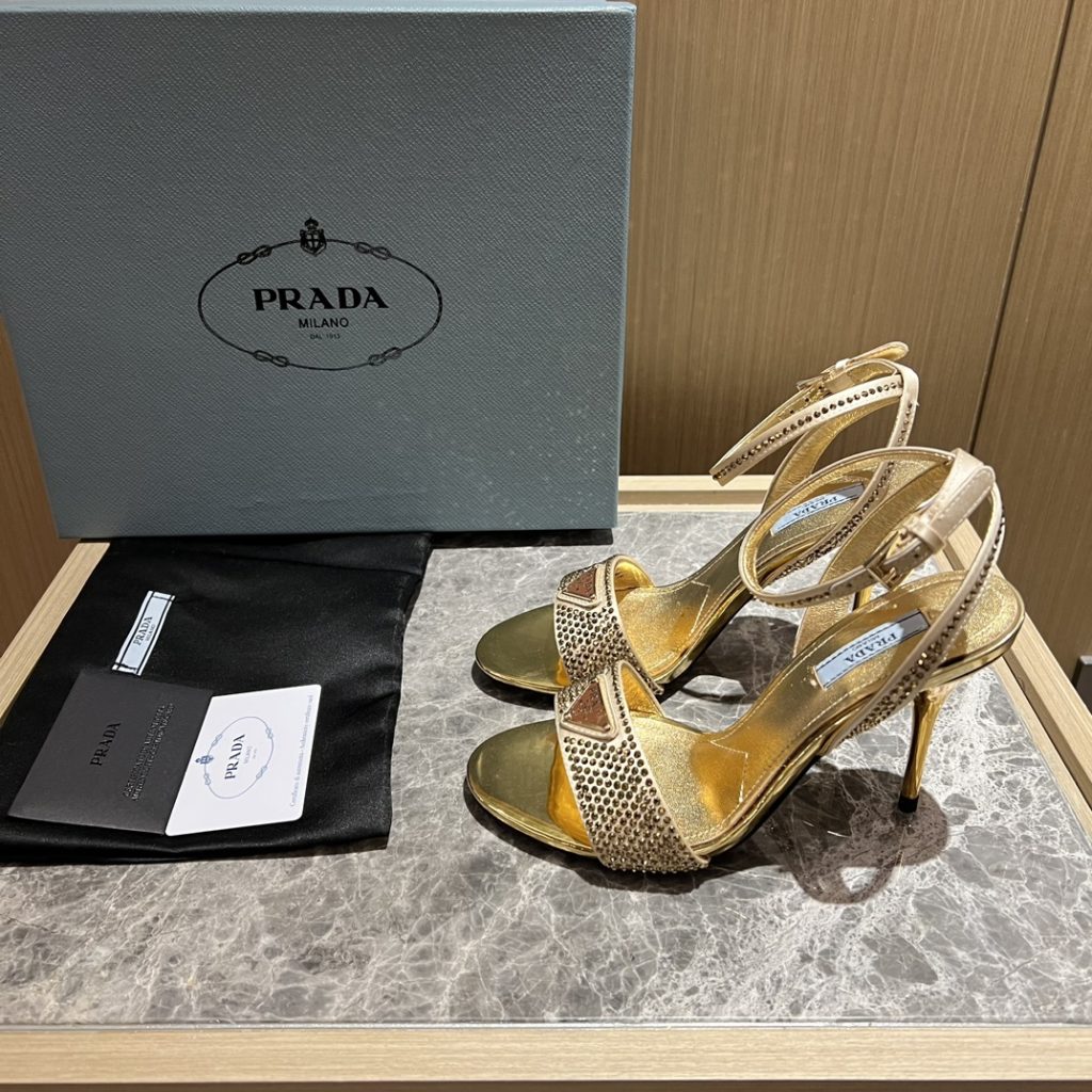 🔥🔥 Ins hot ✨ Prada/Prada 2023ss early spring new product party series 💎 This high-heeled satin thick-soled sandal adheres to the modern design concept and displays exquisite charm. The new and elegant color of the fabric adds bright and colorful style. The iconic triangle logo shows the brand characteristics. This logo was designed by Mario Prada. Fabric: open beaded sheepskin inner heel height: 9cm Size: 35-42 (40-42 customized non-refundable)