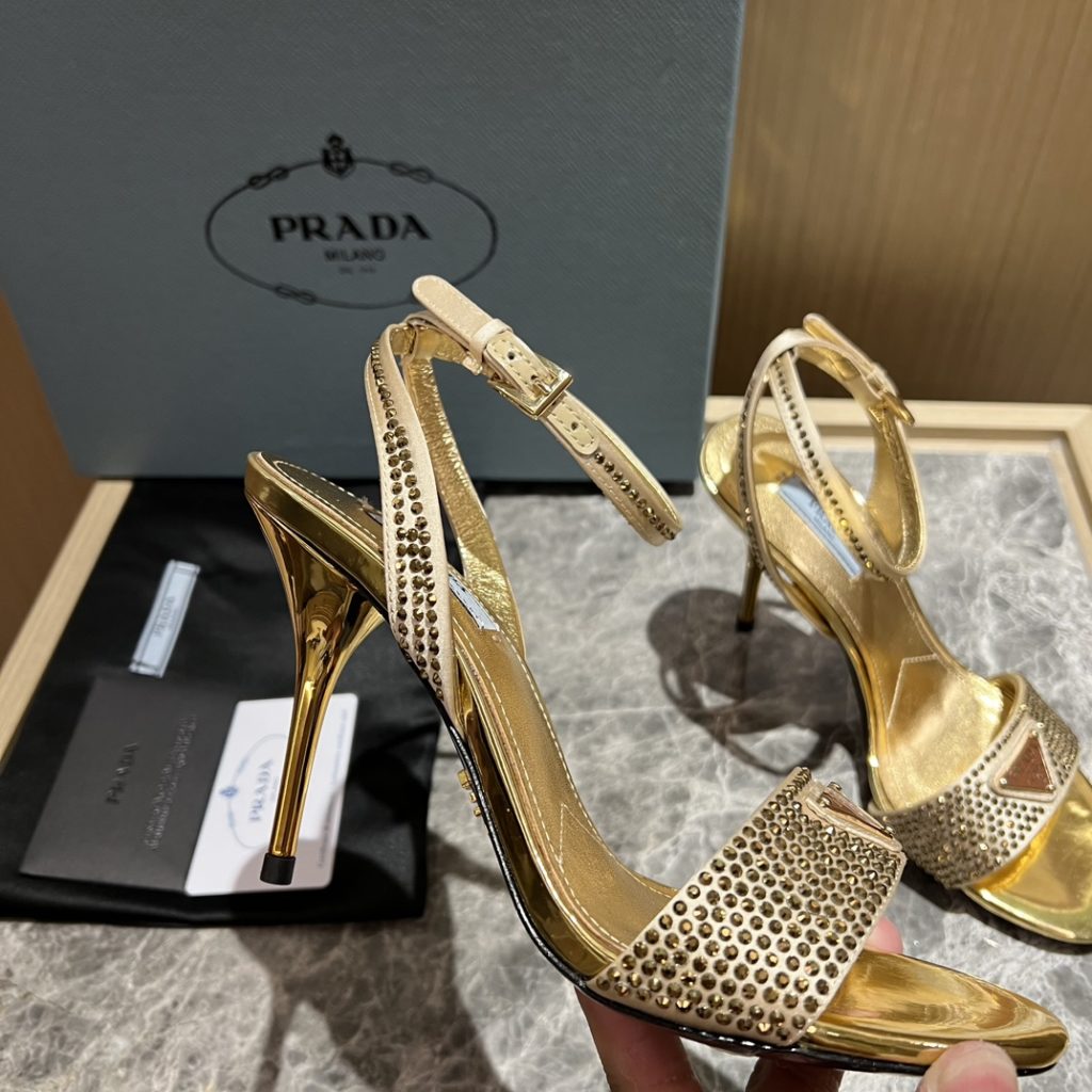 🔥🔥 Ins hot ✨ Prada/Prada 2023ss early spring new product party series 💎 This high-heeled satin thick-soled sandal adheres to the modern design concept and displays exquisite charm. The new and elegant color of the fabric adds bright and colorful style. The iconic triangle logo shows the brand characteristics. This logo was designed by Mario Prada. Fabric: open beaded sheepskin inner heel height: 9cm Size: 35-42 (40-42 customized non-refundable)