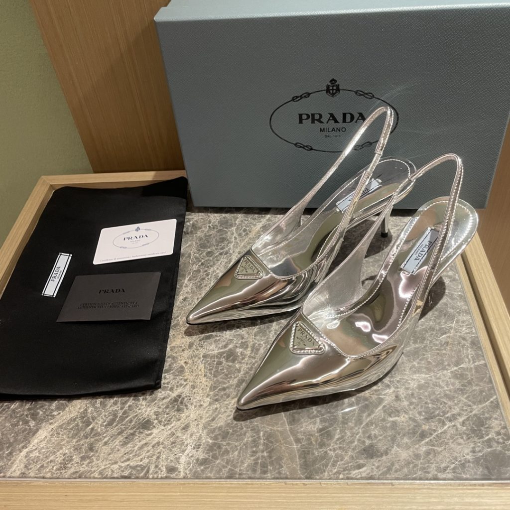 🔥🔥 Ins hot ✨ Prada/Prada 2023ss early spring new product This high heel shoe with back lace, adhering to the modern design concept, shows exquisite charm. The new and elegant color of the fabric adds bright and colorful style. The iconic enamel metal triangle logo shows the brand characteristics. This logo was designed by Mario Prada. Fabric: open beaded cowhide sheepskin inner heel height: 7.5cm Size: 35-42 (40-42 customized non-refundable)