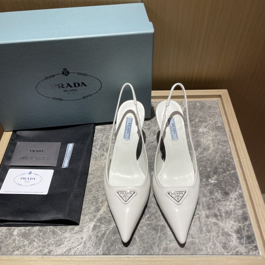 🔥🔥 Ins hot ✨ Prada/Prada 2023ss early spring new product This high heel shoe with back lace, adhering to the modern design concept, shows exquisite charm. The new and elegant color of the fabric adds bright and colorful style. The iconic enamel metal triangle logo shows the brand characteristics. This logo was designed by Mario Prada. Fabric: open beaded cowhide sheepskin inner heel height: 7.5cm Size: 35-42 (40-42 customized non-refundable)