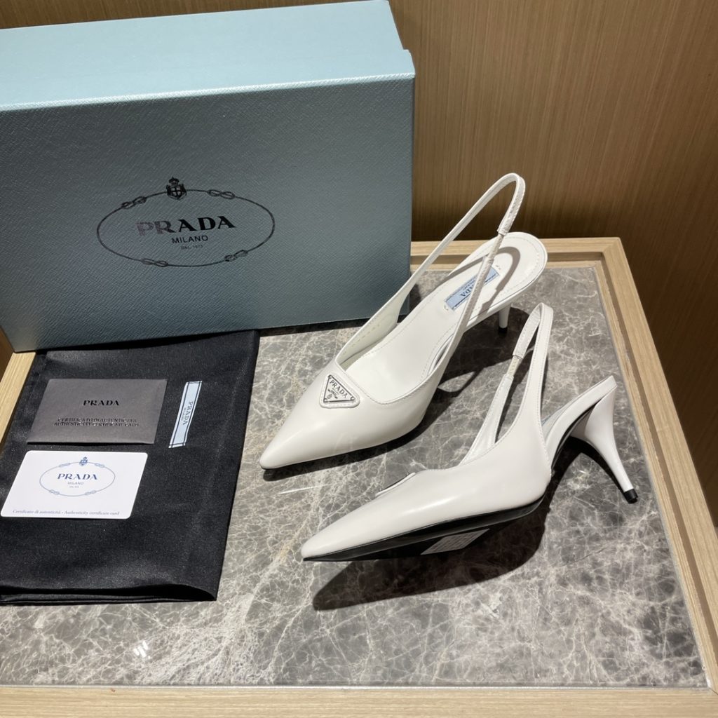 🔥🔥 Ins hot ✨ Prada/Prada 2023ss early spring new product This high heel shoe with back lace, adhering to the modern design concept, shows exquisite charm. The new and elegant color of the fabric adds bright and colorful style. The iconic enamel metal triangle logo shows the brand characteristics. This logo was designed by Mario Prada. Fabric: open beaded cowhide sheepskin inner heel height: 7.5cm Size: 35-42 (40-42 customized non-refundable)