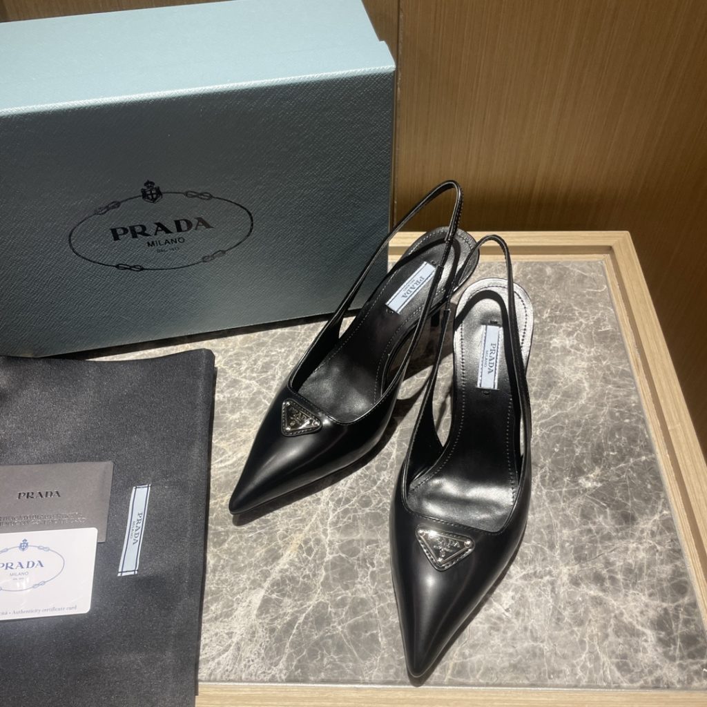 🔥🔥 Ins hot ✨ Prada/Prada 2023ss early spring new product This high heel shoe with back lace, adhering to the modern design concept, shows exquisite charm. The new and elegant color of the fabric adds bright and colorful style. The iconic enamel metal triangle logo shows the brand characteristics. This logo was designed by Mario Prada. Fabric: open beaded cowhide sheepskin inner heel height: 7.5cm Size: 35-42 (40-42 customized non-refundable)