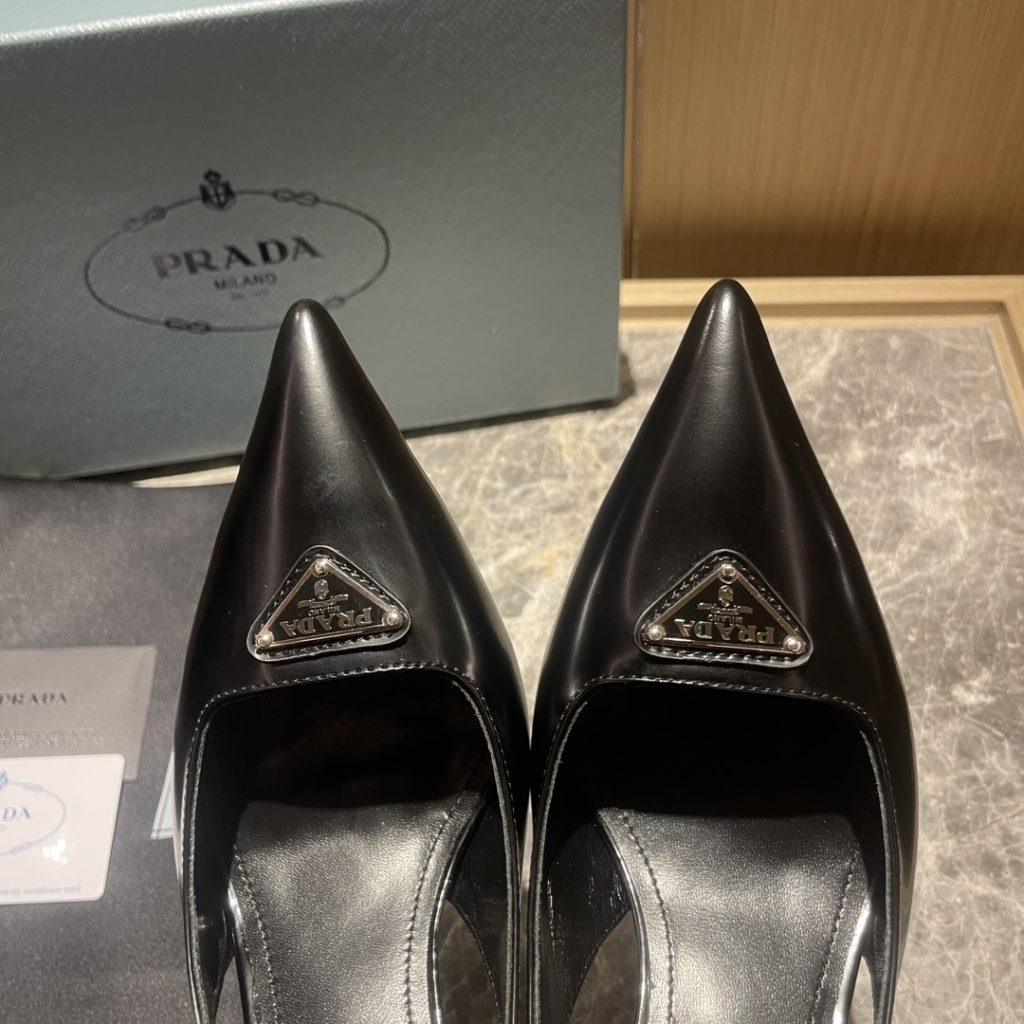 🔥🔥 Ins hot ✨ Prada/Prada 2023ss early spring new product This high heel shoe with back lace, adhering to the modern design concept, shows exquisite charm. The new and elegant color of the fabric adds bright and colorful style. The iconic enamel metal triangle logo shows the brand characteristics. This logo was designed by Mario Prada. Fabric: open beaded cowhide sheepskin inner heel height: 7.5cm Size: 35-42 (40-42 customized non-refundable)