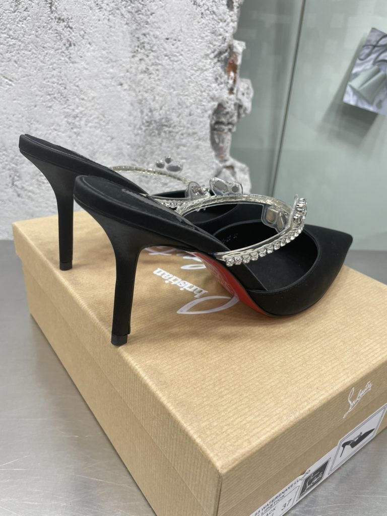 CHRISTIAN LOUBOUTIN's unique red sole shoes can show its unique beauty. No matter which woman puts on the second goddess, she can show Manmiao's unique posture with a smile. This is the unique charm of Lupotin 🔥 Crystal upper Czech rhinestone ring chain 💯 With original packaging outsole: Italian leather heel height: 9cm Size: 35-39 (40 41 🉑 No.: 249-25