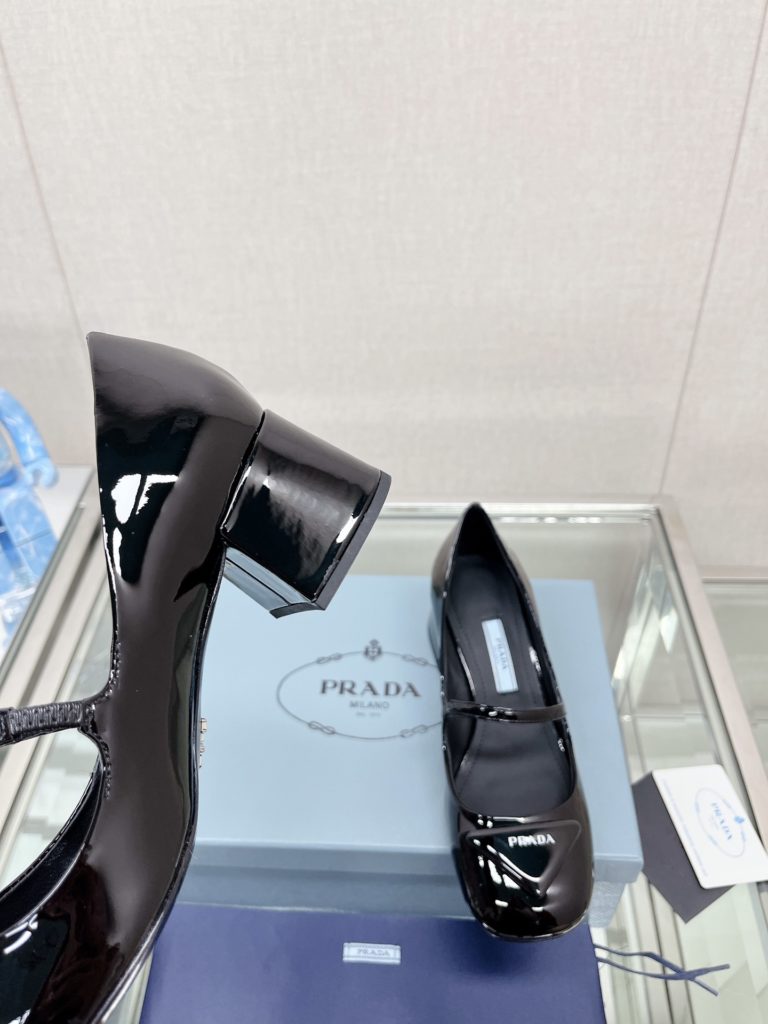 Prada - prad * heavy-heeled Mary Jane single shoes/back empty sandals The new design transforms the brand's iconic triangle into leather details, and together with the screen-printed Prad * logo to highlight the brand style. The geometric pattern elements on the toe of this patent leather low-heeled shoe complement the refined silhouette and elegant charm. Upper: imported patent leather inner lining: imported sheepskin heel height: 4.5cm Sole: leather large base size: 35-39 (40 customized without return)