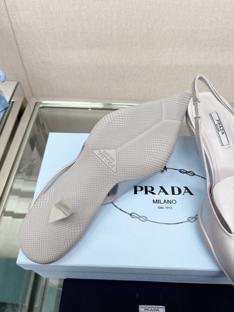 Prada - Prad * cat heel back empty sandals (printed tongue version) This nylon gabardine back lace high heel rubber spacer sole wraps the upper, reinterpretes Prad *'s classic design, and creates a mix and match style that combines soft pointed silhouette and sports elements. The wide tongue is decorated with a screen-printed Prad * logo for a sporty look. The unique element 