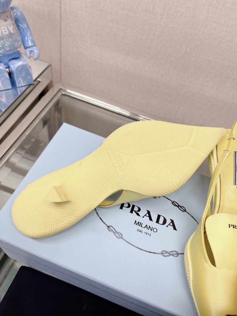 Prada - Prad * cat heel back empty sandals (printed tongue version) This nylon gabardine back lace high heel rubber spacer sole wraps the upper, reinterpretes Prad *'s classic design, and creates a mix and match style that combines soft pointed silhouette and sports elements. The wide tongue is decorated with a screen-printed Prad * logo for a sporty look. The unique element 