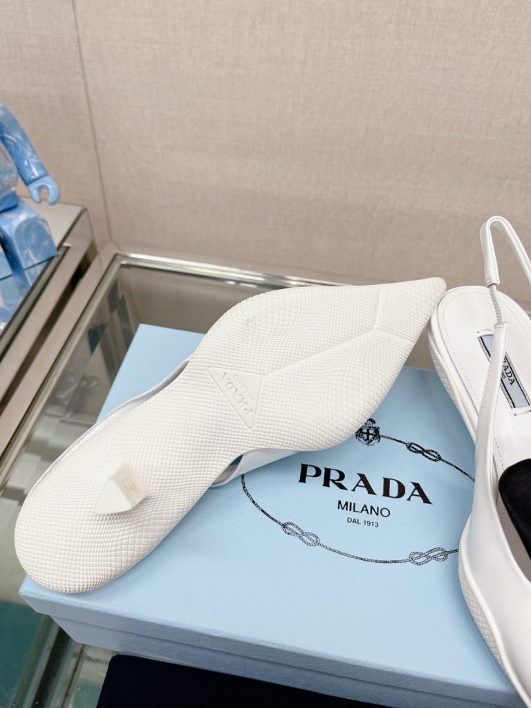 Prada - Prad * cat heel back empty sandals (printed tongue version) This nylon gabardine back lace high heel rubber spacer sole wraps the upper, reinterpretes Prad *'s classic design, and creates a mix and match style that combines soft pointed silhouette and sports elements. The wide tongue is decorated with a screen-printed Prad * logo for a sporty look. The unique element 