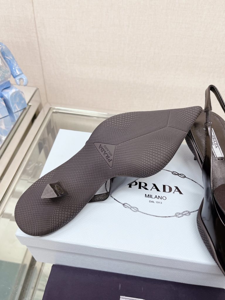 Prada - Prad * cat heel back empty sandals (printed tongue version) This nylon gabardine back lace high heel rubber spacer sole wraps the upper, reinterpretes Prad *'s classic design, and creates a mix and match style that combines soft pointed silhouette and sports elements. The wide tongue is decorated with a screen-printed Prad * logo for a sporty look. The unique element 