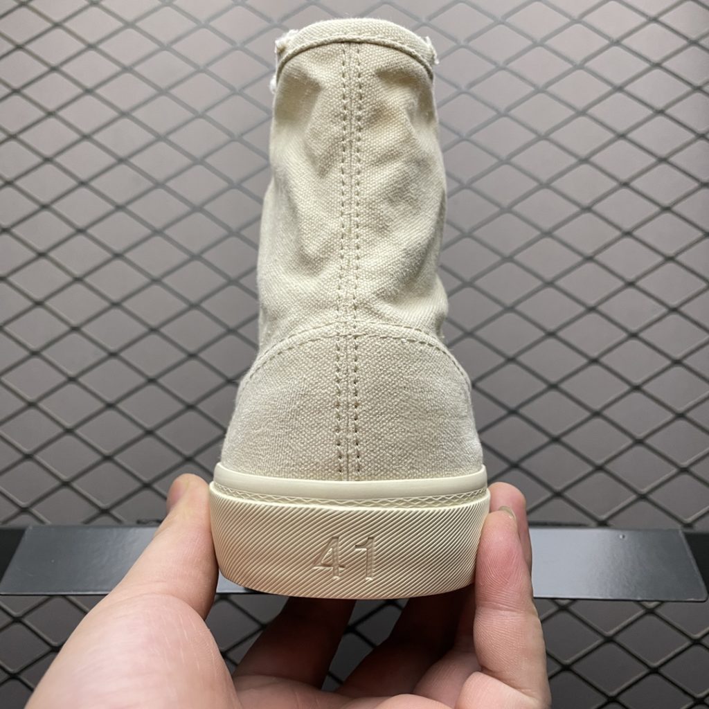 Core promotion: private sale, highest quality Balenciaga, Paris 22S, official new product in summer, broken holes, washed and made old high-top casual board shoes, shipped on the market, only original shoes purchased back, heavy metal, private mold made, took two months to make version, three final versions, shipped, only correct washing, waxing, and aging effect (extremely complex process) The only correct puncture effect The only correct puncture effect The only correct upper puncture effect The quantity of all details are compared to the original shoes Maximum restore company ZP official selling price 4XXX Special counter and secondary market More difficult to like a shoe Iron, no need to refrain from seeking me to arrange the foot firmly Never feel distressed 👊🏻 Size: 36 37 38 39 40 41 42 43 44 45 46