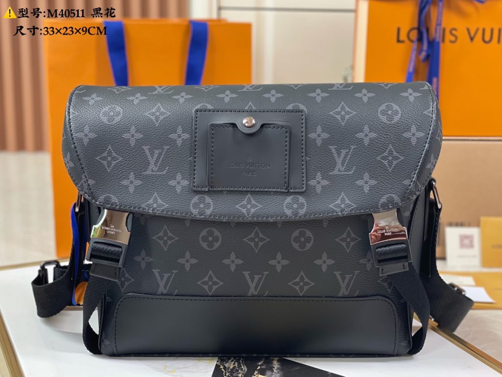 Model M40511 This Messenger Voyager Medium size messenger bag features soft Monogram Eclipse canvas material Size: 32X23X9CM