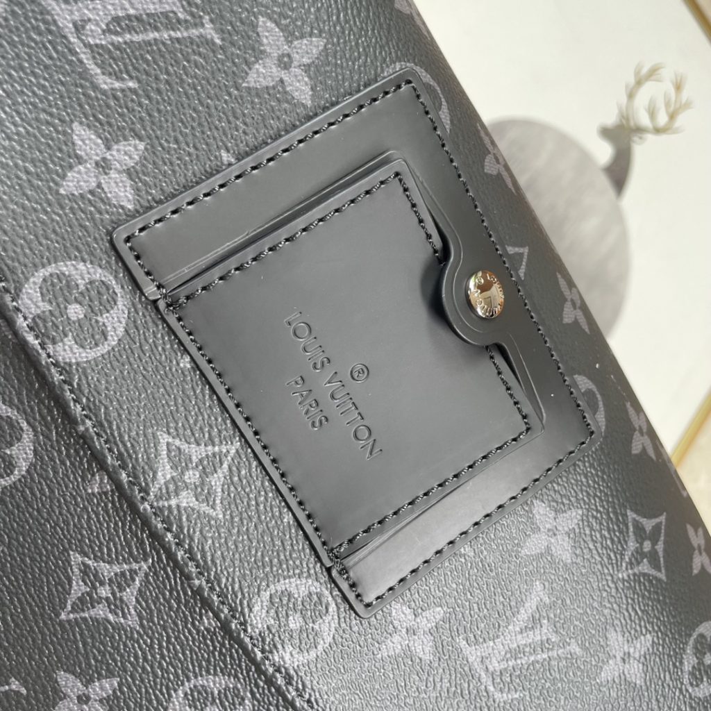 Model M40511 This Messenger Voyager Medium size messenger bag features soft Monogram Eclipse canvas material Size: 32X23X9CM