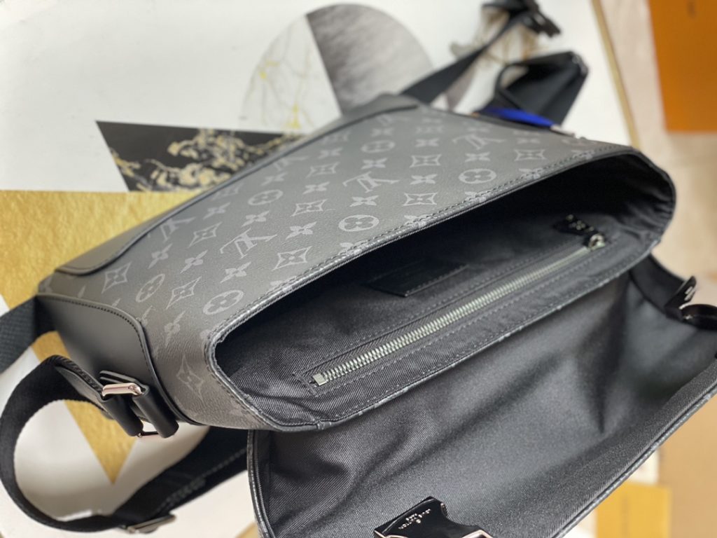 Model M40511 This Messenger Voyager Medium size messenger bag features soft Monogram Eclipse canvas material Size: 32X23X9CM