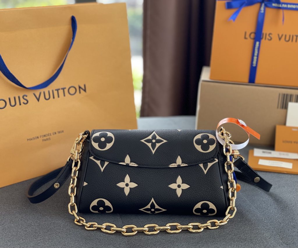 M45859 Black Silk Screen Printed FAVORITE Handbag Soft Grain Leather Embossed Large Monogram Pattern Magnetic Buckle Full Leather Embossed Chain Cap Suction Buckle Pleated Dumpling Bag Size: 24 × fourteen × 9CM