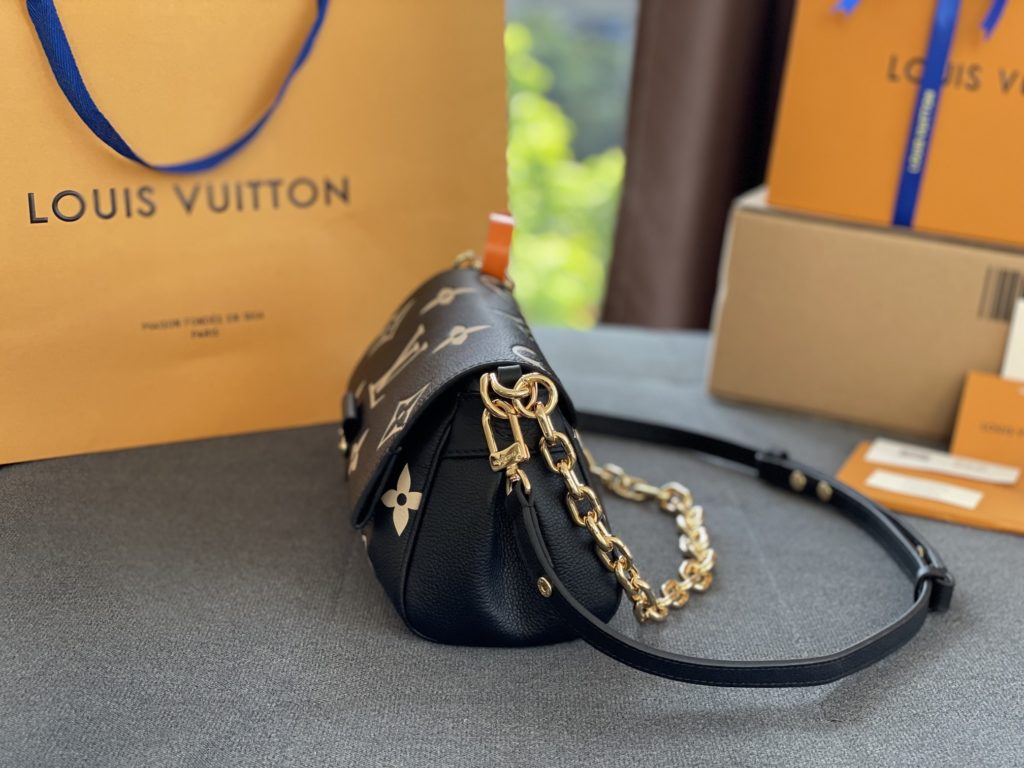 M45859 Black Silk Screen Printed FAVORITE Handbag Soft Grain Leather Embossed Large Monogram Pattern Magnetic Buckle Full Leather Embossed Chain Cap Suction Buckle Pleated Dumpling Bag Size: 24 × fourteen × 9CM