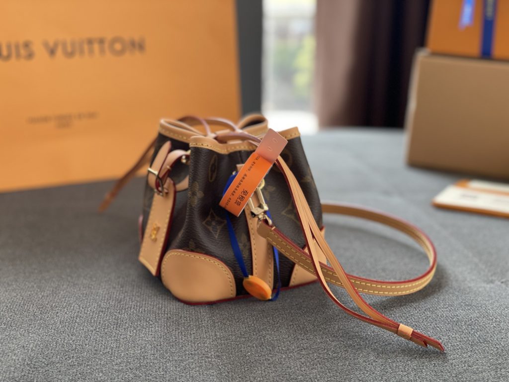 M57099 Mini Bucket Bag NO ⏴ PURSE Handbag debuted at the 2020 Autumn/Winter Fashion Show Size: 12 × twelve × 12CM