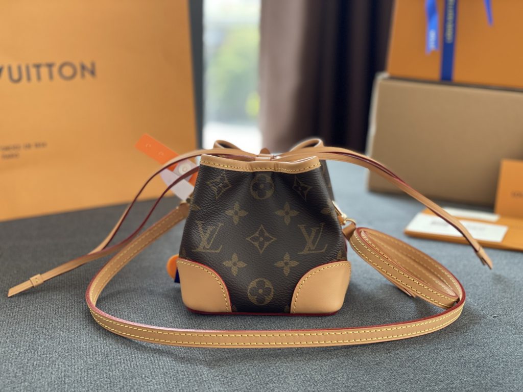 M57099 Mini Bucket Bag NO ⏴ PURSE Handbag debuted at the 2020 Autumn/Winter Fashion Show Size: 12 × twelve × 12CM