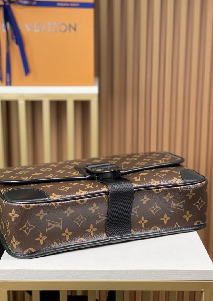 M46328 Old Flower This Arch Medium Courier Bag features Monogram Macassar canvas and leather trim, with leather corners and trim for a chic look. Plenty of space for a 15 inch laptop, with the Louis Vuitton logo embellished with detachable and adjustable jacquard shoulder straps. Size: 35x24 × 8CM