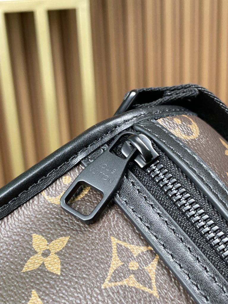 M46328 Old Flower This Arch Medium Courier Bag features Monogram Macassar canvas and leather trim, with leather corners and trim for a chic look. Plenty of space for a 15 inch laptop, with the Louis Vuitton logo embellished with detachable and adjustable jacquard shoulder straps. Size: 35x24 × 8CM