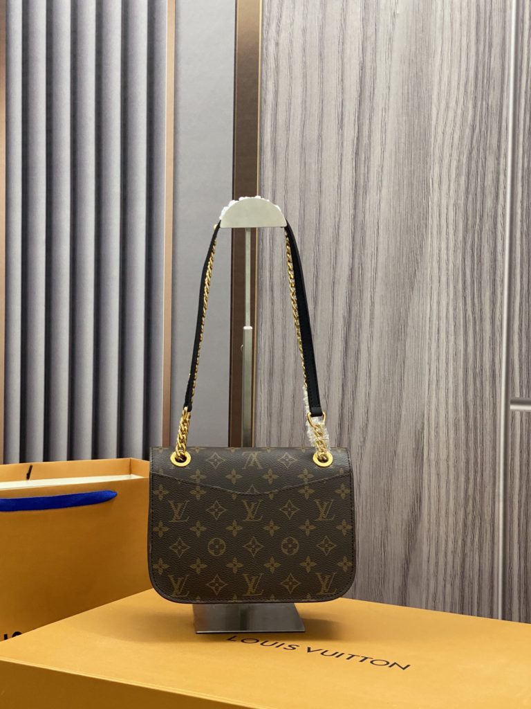 NeoMonceau handbags add another highlight to the 2020 Winter Louis Vuitton handbags collection. Drawing on the lock design of the classic LV hard case, the handbag is both safe and easy to use. This new handbag from the classic Monceau is colorful and feminine, fresh and lively, combining urban fashion and leisure style, suitable for daily carrying. Dimensions: 22 x 17 x 10 cm (L x H x W) - Epi Cowhide - Small grain and polished cowhide - Microfiber lined top - Available for shoulder or cross body use - Front patch pocket with interior patch pocket