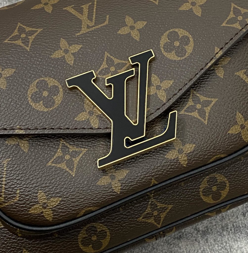 NeoMonceau handbags add another highlight to the 2020 Winter Louis Vuitton handbags collection. Drawing on the lock design of the classic LV hard case, the handbag is both safe and easy to use. This new handbag from the classic Monceau is colorful and feminine, fresh and lively, combining urban fashion and leisure style, suitable for daily carrying. Dimensions: 22 x 17 x 10 cm (L x H x W) - Epi Cowhide - Small grain and polished cowhide - Microfiber lined top - Available for shoulder or cross body use - Front patch pocket with interior patch pocket