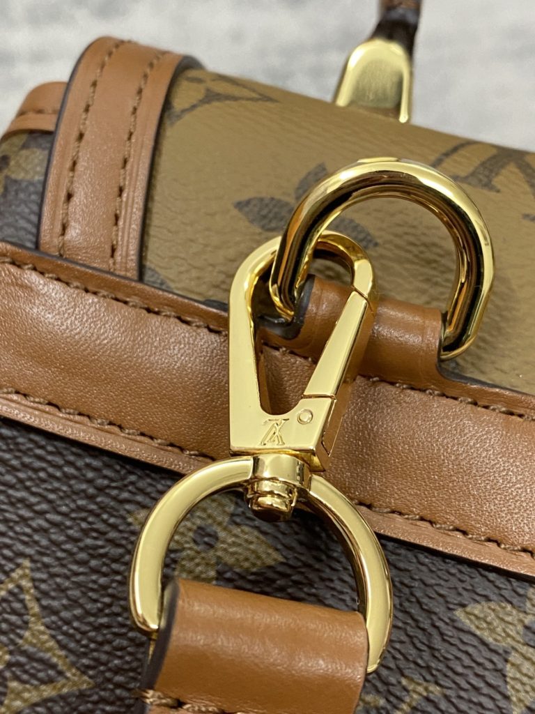 The classic Dauphine handbag has been rewritten as a portable backpack. The modern fusion of Monogram and Monogram Reverse canvas represents the brand's iconic design, with adjustable shoulder straps and safety magnetic buckles infused with practical features, providing a new choice for casual or elegant wear. Size: 19 * 20 * 12cm