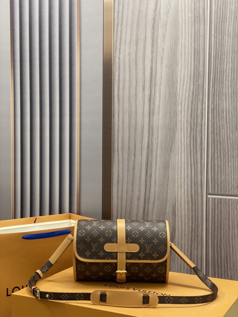 On the street, there are few hits on the lv. It's like a waist drum that spans the body. There's a lot of room in it, especially for boys and girls. Long shoulder straps can be adjusted in size of 29x19x13CM