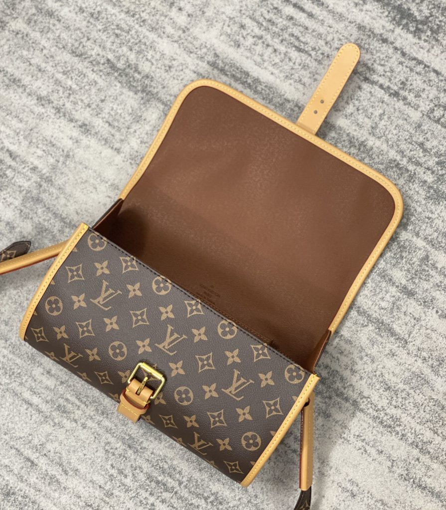 On the street, there are few hits on the lv. It's like a waist drum that spans the body. There's a lot of room in it, especially for boys and girls. Long shoulder straps can be adjusted in size of 29x19x13CM