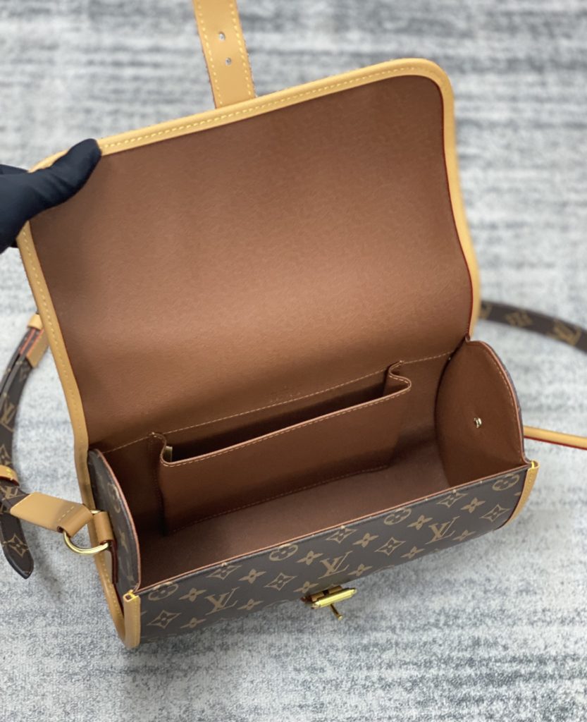 On the street, there are few hits on the lv. It's like a waist drum that spans the body. There's a lot of room in it, especially for boys and girls. Long shoulder straps can be adjusted in size of 29x19x13CM