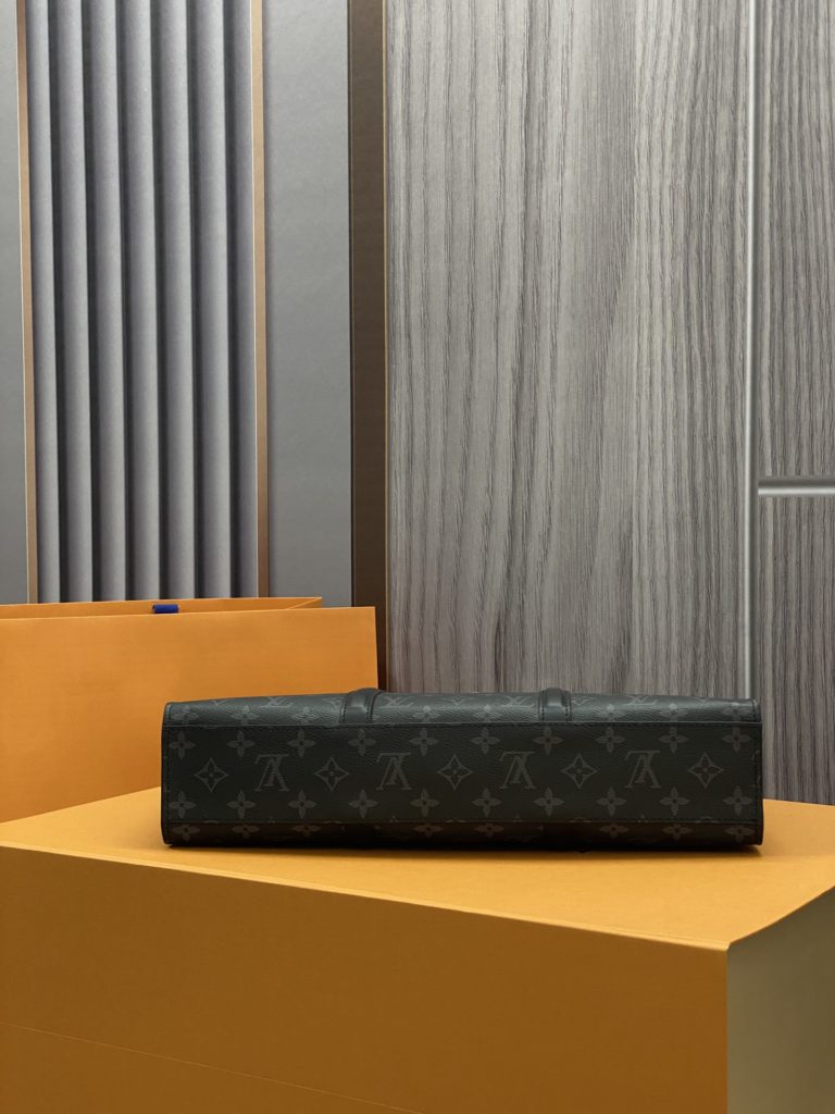 The Sac Plat Horizontal Zipp é briefcase is made from Monogram Eclipse canvas and leather. The letters are embossed and the Monogram brand pays tribute to the brand's heritage. The clean lines express a new chapter in business and leisure, with leather handles for comfortable portability. Dimensions: 31.0 x 39.0 x 8.5 cm