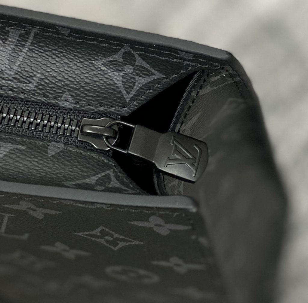 The Sac Plat Horizontal Zipp é briefcase is made from Monogram Eclipse canvas and leather. The letters are embossed and the Monogram brand pays tribute to the brand's heritage. The clean lines express a new chapter in business and leisure, with leather handles for comfortable portability. Dimensions: 31.0 x 39.0 x 8.5 cm