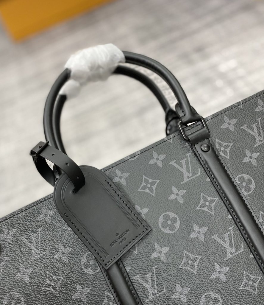 The Sac Plat Horizontal Zipp é briefcase is made from Monogram Eclipse canvas and leather. The letters are embossed and the Monogram brand pays tribute to the brand's heritage. The clean lines express a new chapter in business and leisure, with leather handles for comfortable portability. Dimensions: 31.0 x 39.0 x 8.5 cm