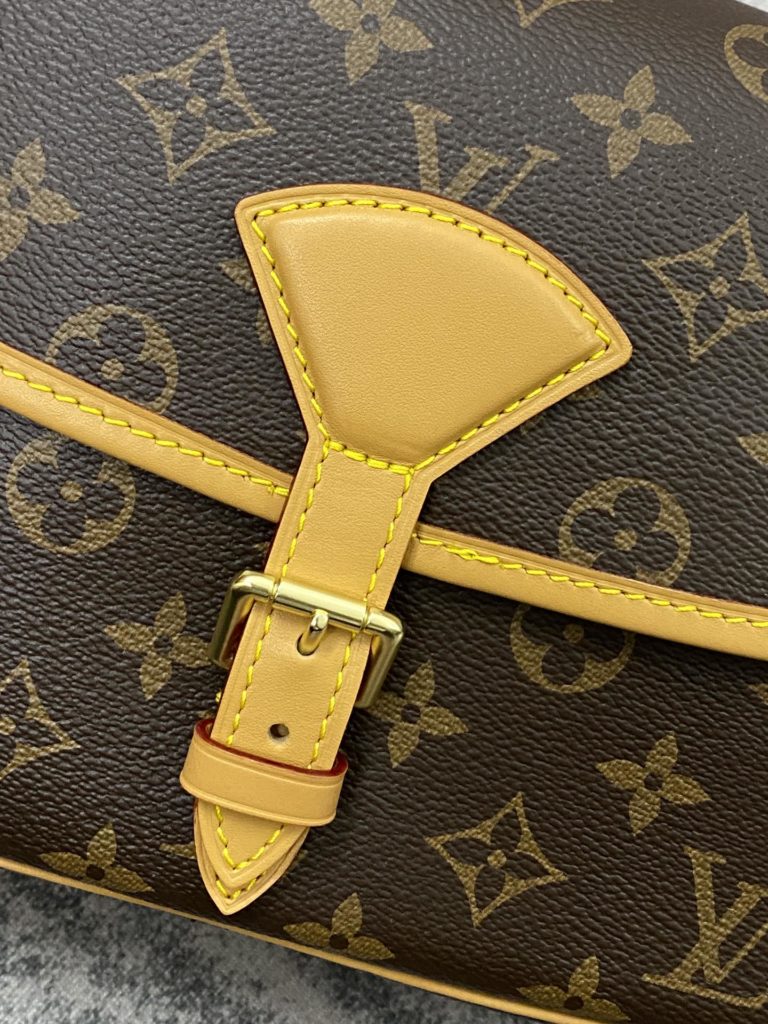 The Medieval collection uses a medium size handbag made of Monogram canvas to showcase natural elegance. Casual cross shoulder straps enhance fashion appeal, with delicate cowhide trim outlining a very feminine appearance size27x8.5x17cm