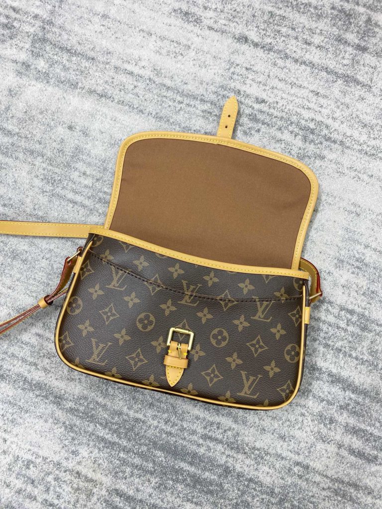 The Medieval collection uses a medium size handbag made of Monogram canvas to showcase natural elegance. Casual cross shoulder straps enhance fashion appeal, with delicate cowhide trim outlining a very feminine appearance size27x8.5x17cm