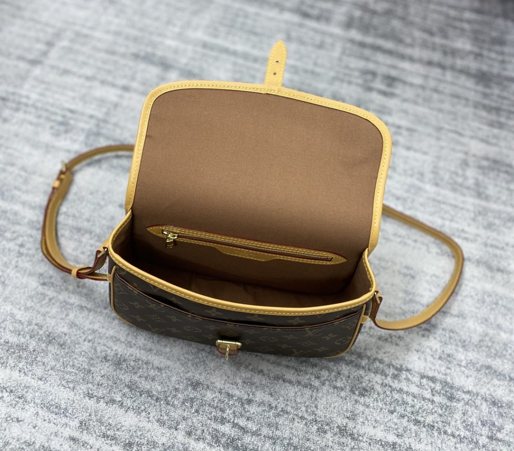 The Medieval collection uses a medium size handbag made of Monogram canvas to showcase natural elegance. Casual cross shoulder straps enhance fashion appeal, with delicate cowhide trim outlining a very feminine appearance size27x8.5x17cm