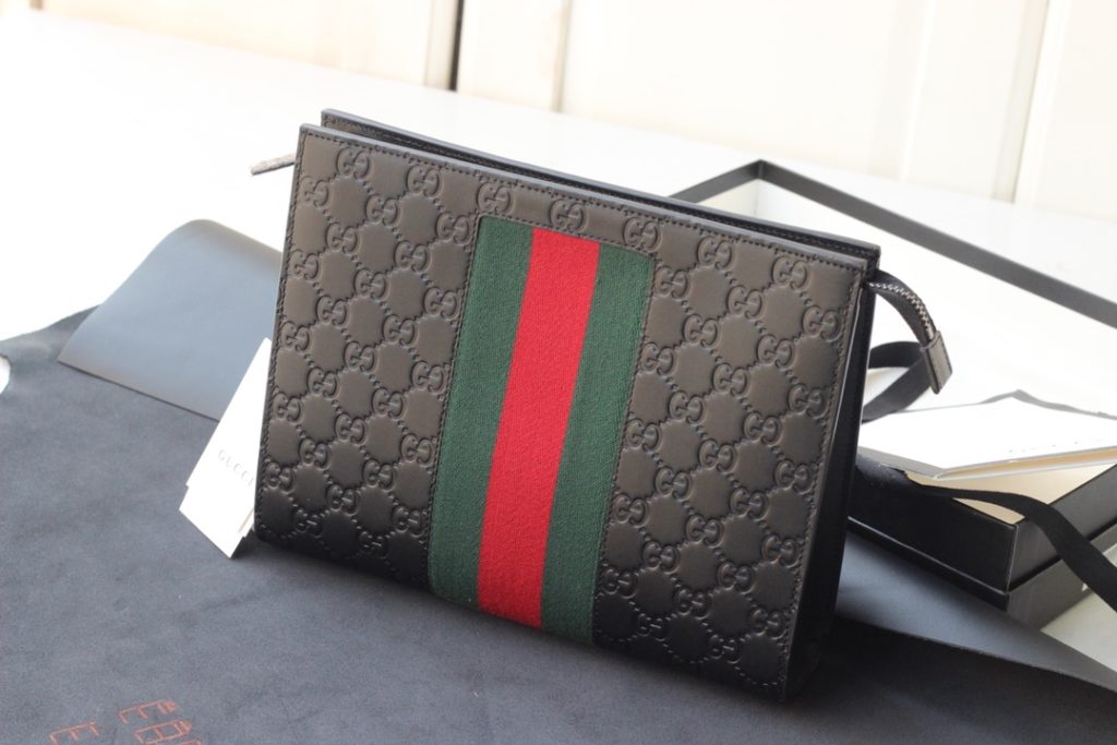 Made with two of Gucci's most recognizable logos - GG pattern and webbing. This handbag is made of GG Supreme premium synthetic canvas, which is an environmentally friendly material and adorns the brand's webbing. Model No.: 475316 Size: 26 * 20 * 6 Color: gram large G