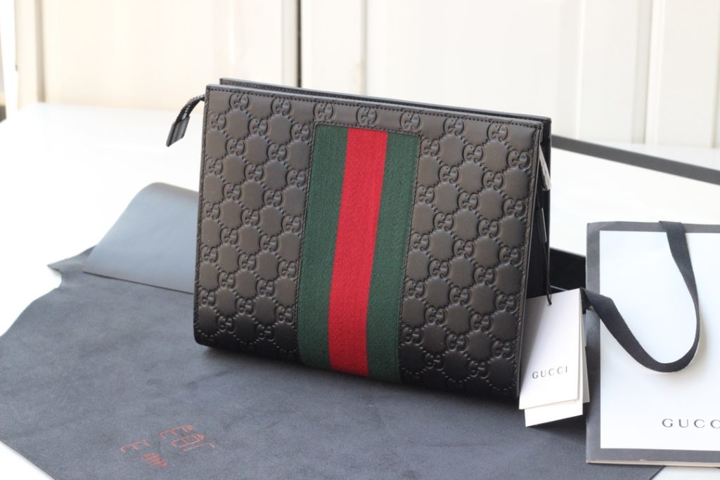 Made with two of Gucci's most recognizable logos - GG pattern and webbing. This handbag is made of GG Supreme premium synthetic canvas, which is an environmentally friendly material and adorns the brand's webbing. Model No.: 475316 Size: 26 * 20 * 6 Color: gram large G