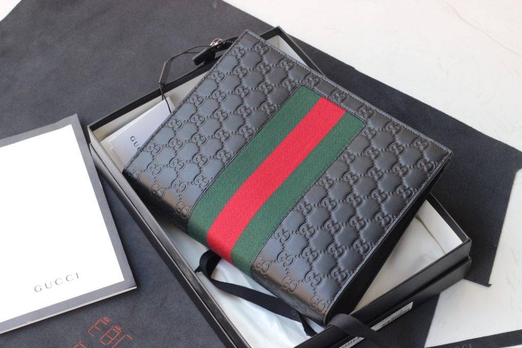 Made with two of Gucci's most recognizable logos - GG pattern and webbing. This handbag is made of GG Supreme premium synthetic canvas, which is an environmentally friendly material and adorns the brand's webbing. Model No.: 475316 Size: 26 * 20 * 6 Color: gram large G