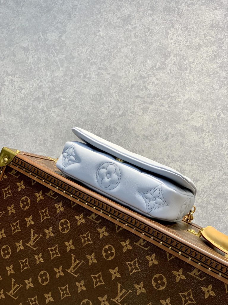 M81399 Haze Blue This Wallet on Strap handbag comes from the Bubblegram collection and features a soft, lined cow leather embroidered with a classic Monogram graphic. The magnetic snap flap opens a trendy configuration, and the dynamic nylon shoulder strap enables shoulder to shoulder and shoulder to shoulder. Removing the shoulder strap can transform into a dinner handbag. Dimensions: 20.0 x 12.0 x 6.0 cm (L x H x W)