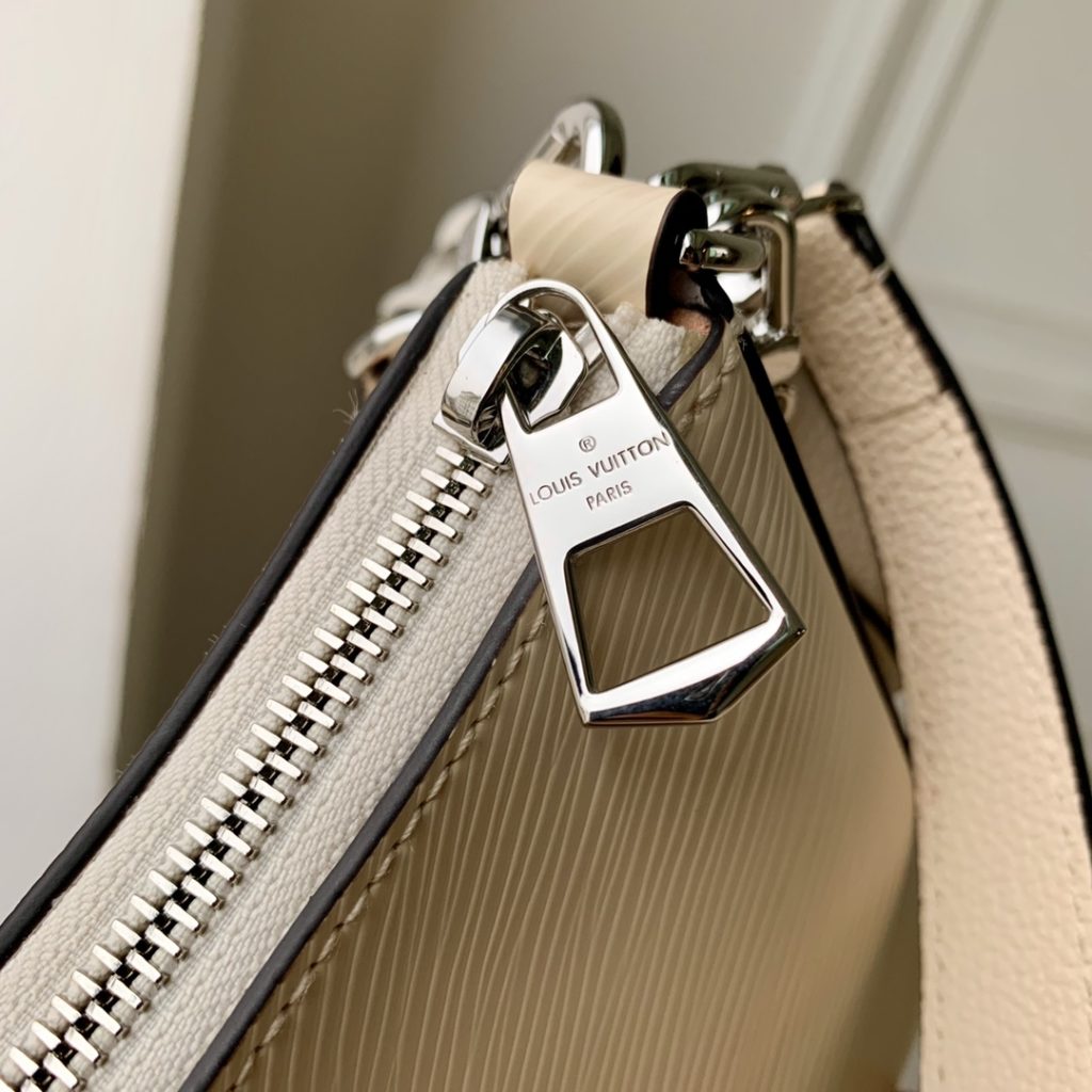 The M2099 Black Marellini handbag features Louis Vuitton's iconic Epi leather, incorporating the flexible elements of the Marelli handbag into a more compact configuration. The round zero wallet can be easily removed and fixed to the mirror of the bag body through a chain to rest in the front patch pocket. 19.0 x 13.5 x 6.5 cm (L x H x W)